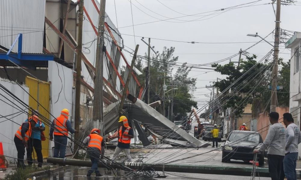 Ο τυφώνας Ζέτα «χτυπά» τις ΗΠΑ -Με ταχύτητα ανέμου πάνω απο 200χλμ/ώρα και κύματα 15 μέτρων